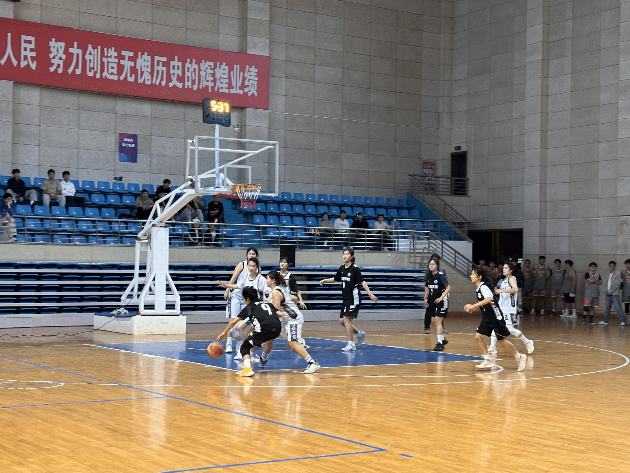 全国篮球联赛精彩纷呈，赛事覆盖更多城市